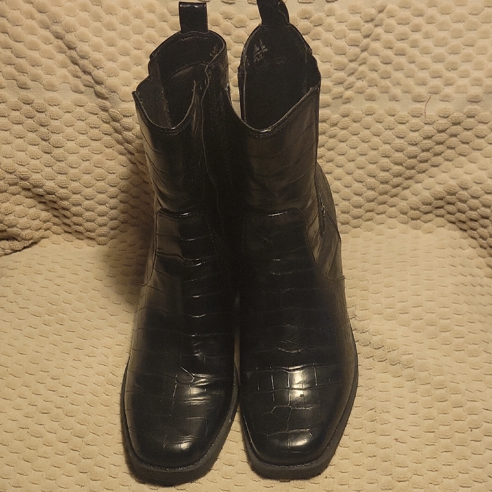 Women's Black Crocodile Pattern Ankle Boots